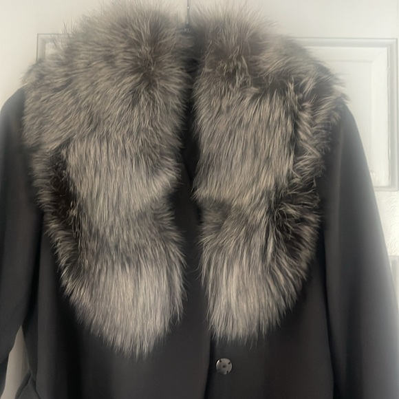 Elie Tahari Size L with real fur collar. - Picture 2 of 6